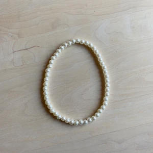 Vitt pärlhalsband  - Handgjort vitt pärlhalsband med runda pärlor🤍 Fint o stilrent, passar till allt💗 20kr +9kr frakt Fler billiga smycken finns på min sida🌟