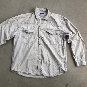Skjorta BestInTown - Storlek L, men passar alla under beroende på vad man söker. En gul fläck (nästan osynlig) på ena fickan, syns på bild 3 om du anstränger dig. Behöver strykas. Annars mycket fint skick. 
