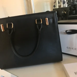 Handväska med gulddetaljer  - Säljer min snygga handväska med väldigt söta gulddetaljer vid handtagen. 🥰 190kr och frakten ingår 🥰