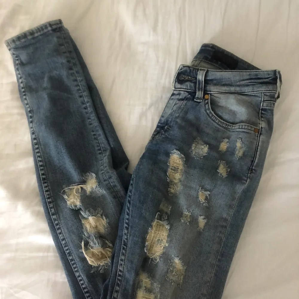 Snygga Tiger of sweden jeans i modellen slender. Passar tyvärr inte mig men älskar dessa byxor. Kontakta mig vid frågor:) Köparen står för frakt . Jeans & Byxor.