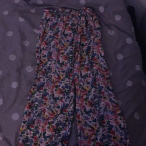 Luftiga blommiga sommar byxor  - Säljer ett par luftiga sommar byxor som är använda några gånger men har tröttnat på dem men säljer för ett pris som passar dig