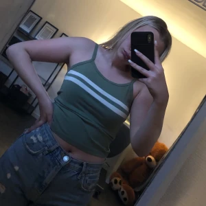 Grönt linne från bikbok  - Säljer mitt linne från BikBok då jag aldrig använder de, köptes för 129kr. Köparen står för frakten 