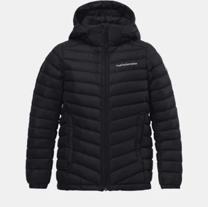 peak performance  - väldigt fin,bra skick. andvänt jackan mist 6gånger eftersom jackan är tyvärr för liten för mig. skickar mer bilder på jackan om man vill köpa🥰