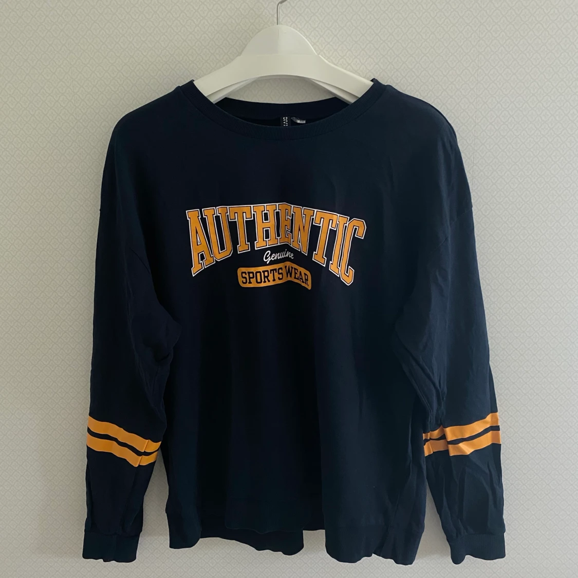 Mörkblå collagetröja