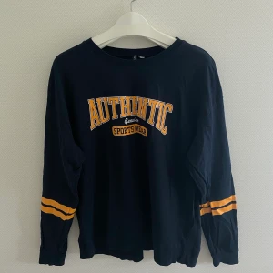 Mörkblå collagetröja - Mörkblå collagetröja med gul text från H&M:) Frakt: 60kr