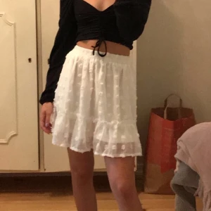 Kjol - Säljer kjol från Shein. Super gullig kjol! Kommer dock aldrig till användning:( Sitter bra uppe då den har resår i midjan. Frakt 50kr