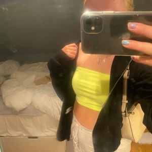 Topp! - Oanvänd topp från gina, lappen kvar! Storlek M men är som en S!!! 💓💓skriv för fler bilder och diskussioner om pris💓