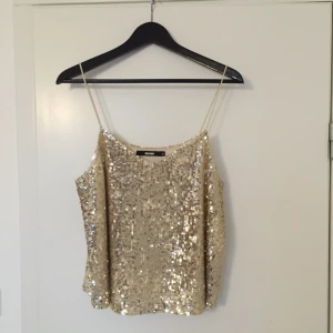  - Glitter linne, köpt på bikbok använd endast ett tillfälle! 