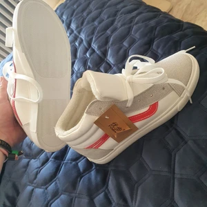 Skor - Helt nya skor! Mindre i stl o kan därför inte använda dom då de blir för trånga. Skulle tippa att de motsvarar 35.5 - 36