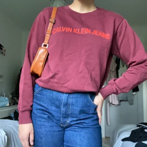 röd calvin klein sweatshirt - i väldigt bra skick 💕