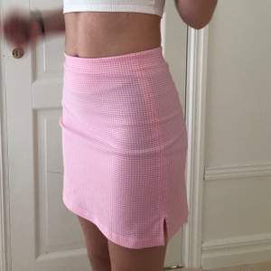 världens sötaste rosa kjol, älskar verkligen denna men tyvärr kommer den aldrig till användning 💕💞✨ frakt kostar 44kr