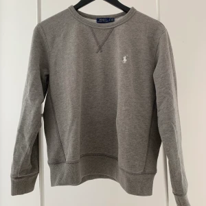 Ralph Lauren sweatshirt - Säljer denna sweatshirt från Ralph Lauren i storlek L, är dock liten i storleken så den passar även S/M. Är köpt vintage så är lite sliten/urtvättad, men tycker själv att det gör den snyggare. (Köparen står för frakt) 