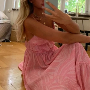 Maxiklänning från h&m - Rosa långklänning i fint mönster från HM. Helt oanvänd, prislapp kvar! Strl 40 men liten i storlek, passar S-M. Skickas mot fraktkostnad på 63kr spårbart! Bud lägger ni i kommentarsfältet samt skriver ”lagt bud” till mig i pm. Avslutas fredag 7/8