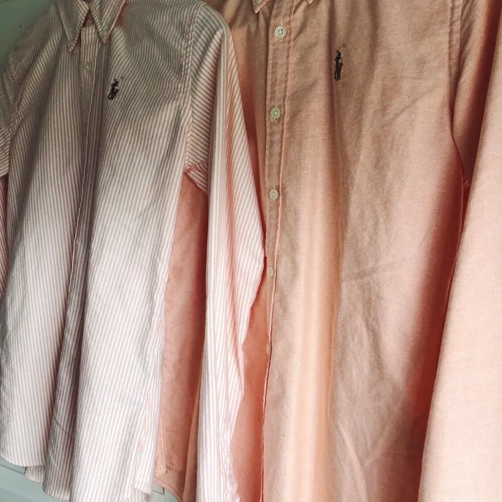 Vit- och rosarandig respektive laxrosa skjorta i SLIM FIT-modell från Polo Ralph Lauren. Båda två är i storlek 2, vilket motsvarar 32/34 eller xs/s, och använda en gång var. 400 för båda!. Skjortor.