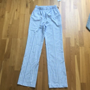 super sköna byxor från design by Si! - byxor ifrån design by si. Blått gingham-mönster med bak-och framfickor. Säljer då jag ej kmr finna tillfälle att använda de!