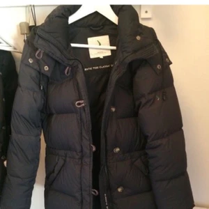 Boomerang jacka  - Boomerang jacka jag köpt av en annan på plick som jag  inte kommer att användas som nån annan kommer ha mer användning för jag har så många liknade jackor🥰 Hör av er vid frågor💖(stor i storlek)