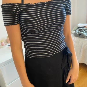 Super gullig topp från gina - Använd fåtal gånger. Jättefint skick. Köpt för 150 kr. Mitt pris är 50. Finns inte att köpa längre. Köparen står alltid för frakten ⚡️💘