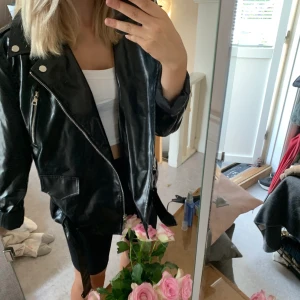 Boohoo jacka strl 36 - Säljer min fina lack jacka från boohoo! Oversized och skitnice över hoodie och till jeans💗💗💗💗💗