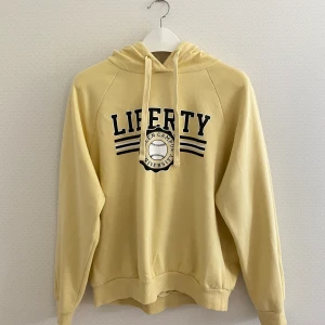 Gul hoodie - Gul hoodie med text på från ginatricot:) Storlek saknas på tröjan men skulle gissa på L