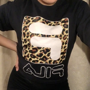 Fila t-shirt  - Säljer min fila tisha... är i bra skick och i storlek XS... ⚡️  Kolla gärna in resten i min profil 🌎 Pris går att diskuteras!  Köpare står för frakt  📦 (44kr) totalt- 124kr  