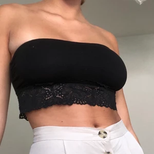 Svart topp - Söt topp med spets där nere! Supersnygg! Men för liten för mig:( pris + frakt :)