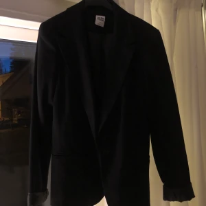 Kavaj - Mjuk men tjock kavaj, frakt 63kr, får ner liiite över rumpan och lätt att vika armarna på❤️