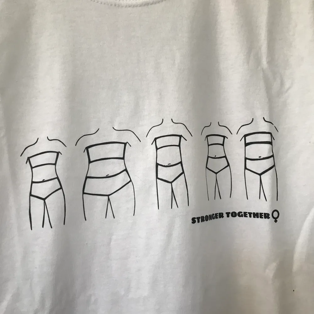 Tshirt med eget designat tryck från när jag hade uf företag. Vill bli av med dom då jag har några kvar. Superfint tryck som symboliserar att alla kvinnor är lika vackra oavsett form💕 köparen står för frakt. T-shirts.