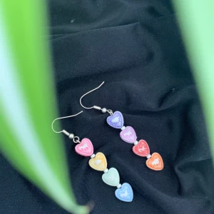 Färgglada örhängen - Färgglada örhängen som är tillverkade av mig själv, aldrig använda