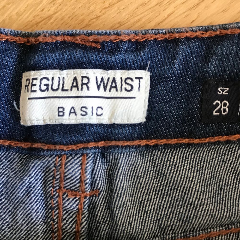 Ett par jeansshorts i storlek 28, regulator waist och mjukt jeanstyg. Oanvända, frakt ingår!. Shorts.