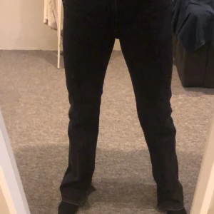 Svarta jeans med slits - Säljer mina älskade byxor från pull & bear, byxorna kommer inte till användning lika mycket längre. Det är en ”tall” modell på byxorna. Otroligt sköna byxor med snygga slits vid foten. Jag är 171 och har stl 36. Hör av er för mer info💘