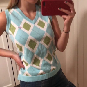 Rutig väst strl M - Superfin och trendig väst/linne från Cross. Storlek M. Skulle säga att den är aningen liten i storleken. Västen är i mycket fint skick. Västen är rutig på framsidan och enfärgad där bak. Möts upp i centrala Stockholm och tar endast swish. Buda från 50kr:)