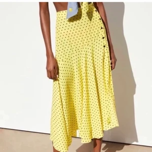 Zara kjol  - Superfin sommarkjol från zara i storlek xs. Endast använd 2 gånger och är i nyskick. Frakten ingår ej i priset och det är bara att kontakta mig om ni vill ha fler bilder💞 Nypris 400kr och priset kan diskuteras vid snabb affär !