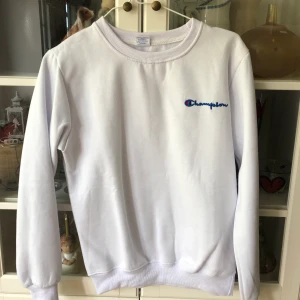 Champion sweater i storlek S - Ny budgivning pga oserösa budgivare... OBS. Endast seriösa bud!! 🥺 Fräsch och sparsamt använd vit Champion Sweater i storlek S. 🥰🥰 Fin vit färg och inga defekter. Frakt 63kr. Buda i kommentarerna. Högsta bud: 245kr + frakt