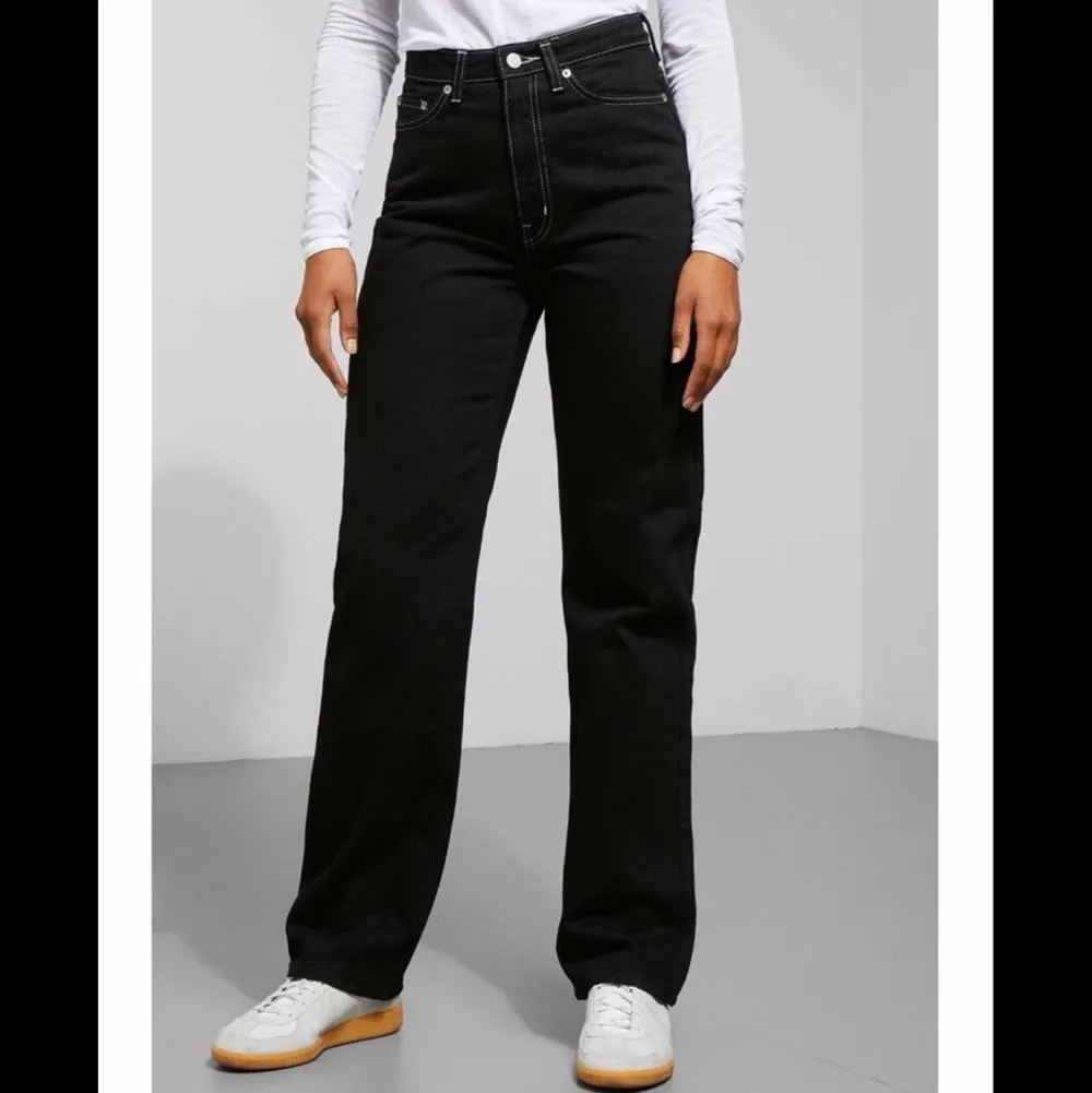 Säljer mina svarta jeans från Weekday. Köpa för 500 kr. Storleken är som S/M 💜. Jeans & Byxor.