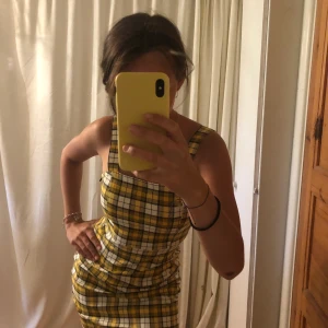 Rutig sommarklänning - Säljer nu en av mina favorit klänningar, sitter som en XS- S 110 kr + frakt