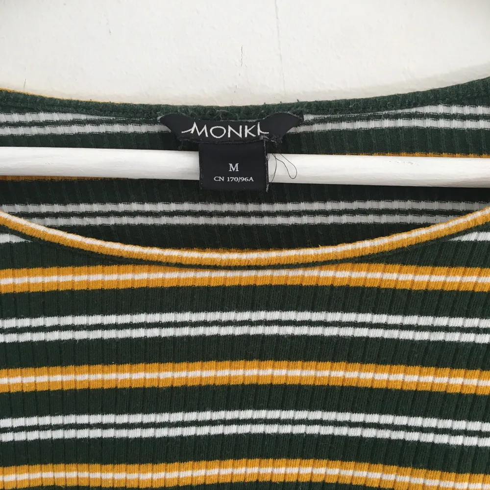 Striped ribbed Monki too with long sleeves. The stripes are green, yellow and white. It has a tight fit but it is very stretchy, so it can also fit larger sizes !  . Toppar.