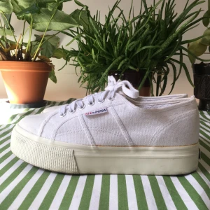 Platform Superga size 40 - White superga shoes with platform sole in size 40. I am a size 40-41 and they fit a bit small so probably best for a 39-40. Good condition, but slight wear on the inside heel, see pictures! 