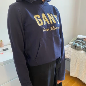 Gant hoddie - Jättefin gant hoddie. Använd 2 gånger ungefär. Nypris är 900 kr. Den är i storlek 146/152. Mitt pris är 400 + frakt 