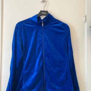 Mysig blå kofta  - Mysig blå kofta med lite polokrage. Skönt material och perfekt för hösten. Använt en gång. Köparen står för frakten om ni inte bor i närheten och vill mötas upp.