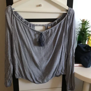 Blå/vit randig blus från hollister - Superfin och supermjuk offshoulder blus från Hollister som även kan användas som vanligt. Storlek XS, passar även 34/36/XS/S. Superbra skick. Frakt tillkommer💕