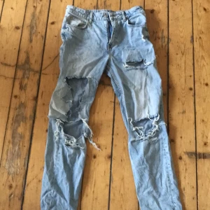 Bagiga jeans med hål - Mid waist beror hur långt ner man har dom, bagiga med stora hål på knäna funkar på någon runt 155-165