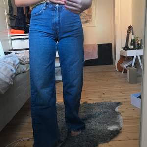 Raka jeans från monki, verkligen dom snyggaste jeansen men har blivit lite för små för mig! En reva vid bakfickan som är ihopsydd därav låga priset💕