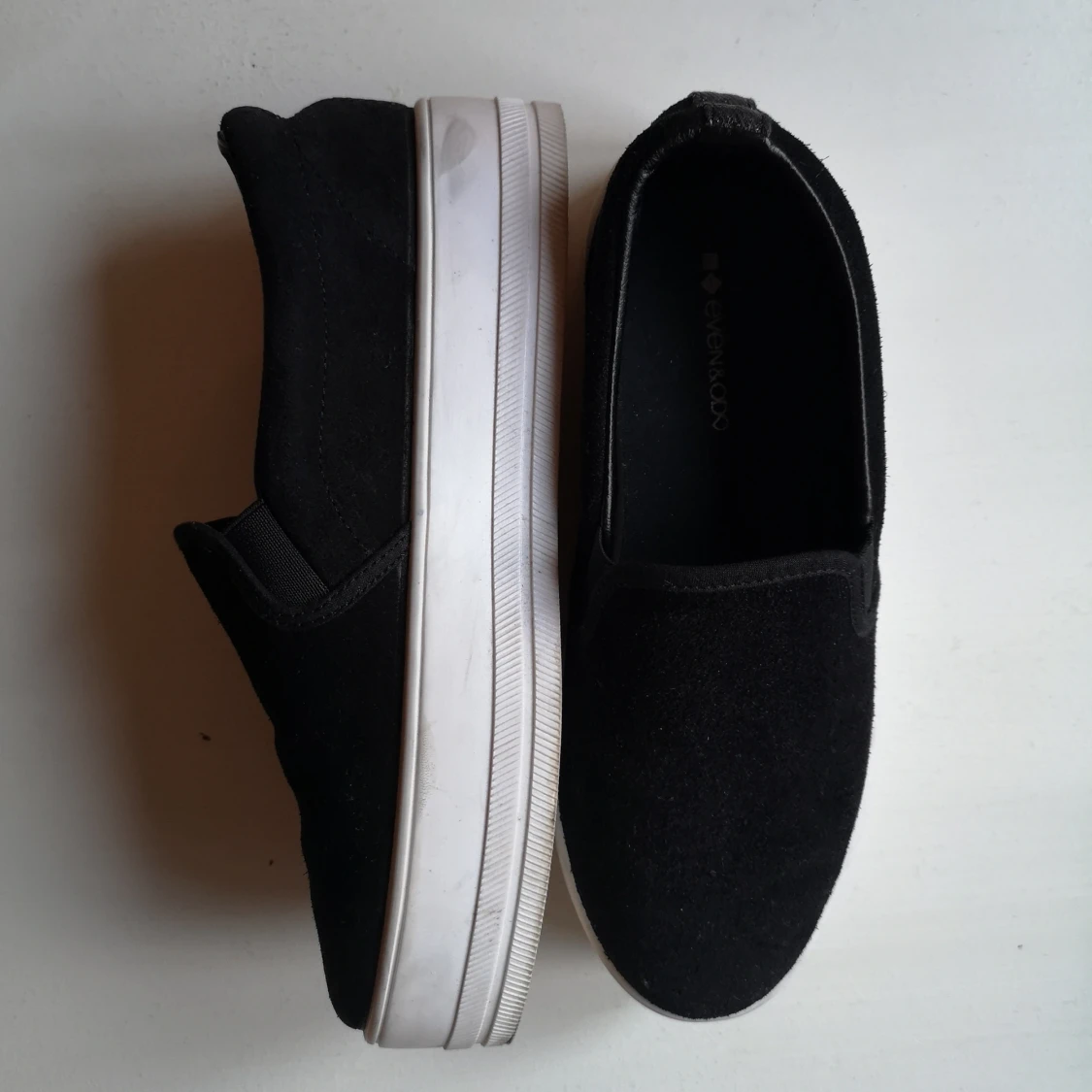 Svarta platåsneakers