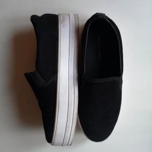 Svarta platåsneakers - Mycket sparsamt använda. Lite så i storleken, passar 37,5 eller 37 :) Köparen står för frakt. Kan annars hämtas vis Mariatorget. Kolla gärna mina andra annonser, 3 för 2 gäller allt, billigaste på köpet. 