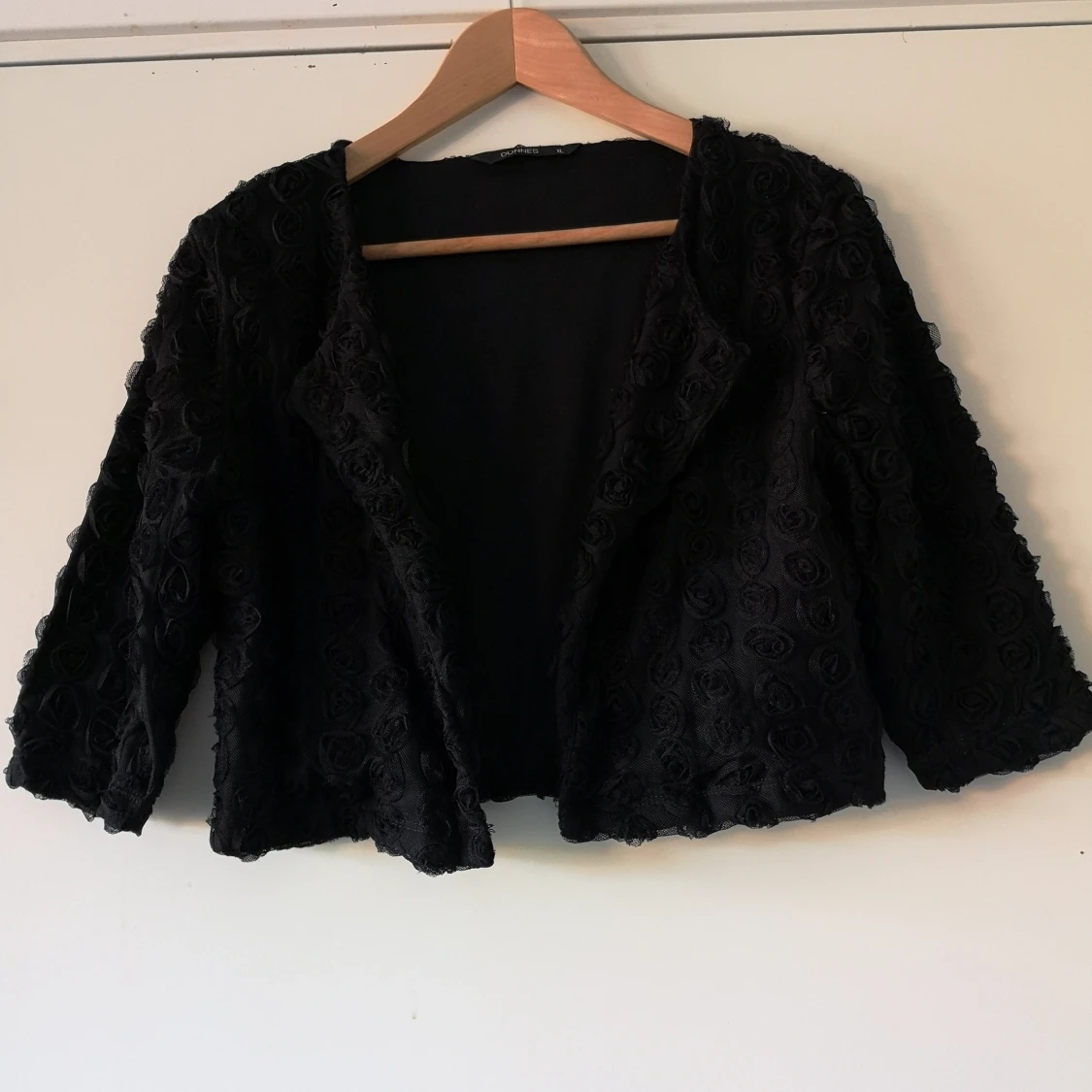 Cocktailjacka med påsydda rosor.