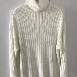 Vit stickad tröja - Hej! Jag säljer en jättefin oversized stickad tröja med slapp polokrage. Kommer inte till användning längre