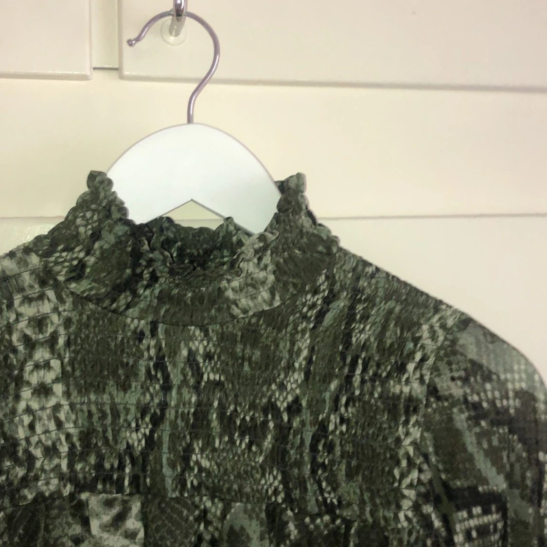 Klänning i ormskinns-mönster - 90