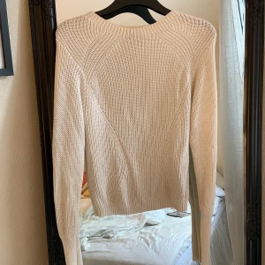 Stickade tröja strl xs  - Vit stickade tröja från hm strl xs frakten ingår 