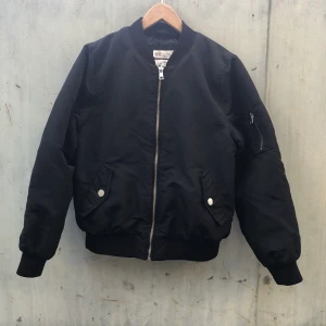 H&M barn  - Svart jacka för barn. Perfekt på vår och höst. 