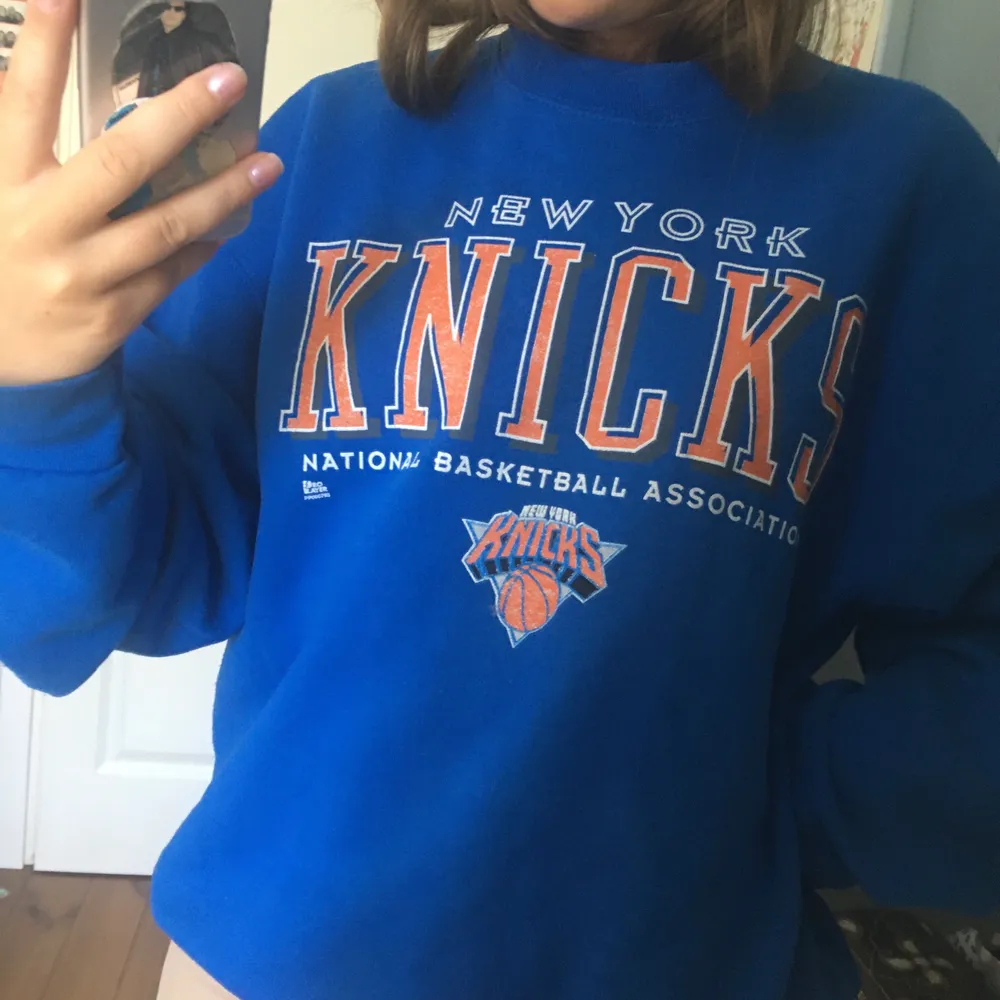 Svingo oversized vintage Knicks sweatshirt, köpt second hand men overall fint skick. Inget märkbart slitet!:). Hoodies.